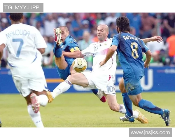 足球球星场边淡定剪鞋带展现独特个性瞬间引发球迷热议