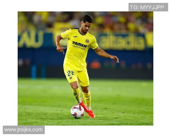 足球球星首次亮相赛场的辉煌瞬间与背后故事解析